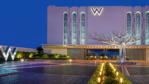فندق W مسقط يتوَّج بثلاث جوائز ضمن حفل توزيع جوائز ’رواد قطاع الضيافة للعام 2020‘