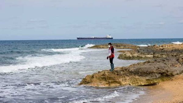 انتشال 6 جثث متحللة لفظها البحر على الشاطئ في جنوب البلاد