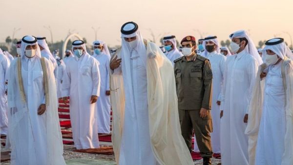 أمير قطر يقلب عباءته