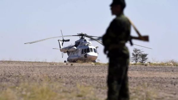 مقاتل من جبهة بوليساريو أمام مروحية للامم المتحدة في الصحراء الغربية 