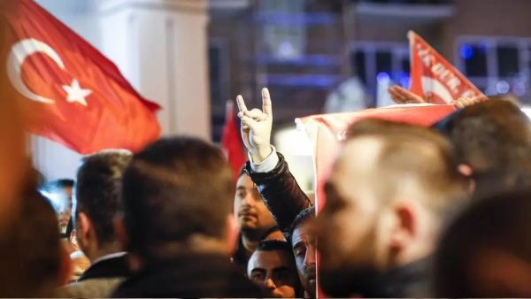 تظاهرة لأنصار جماعة "الذئاب الرمادية" التركية في مدينة روتردام الهولندية