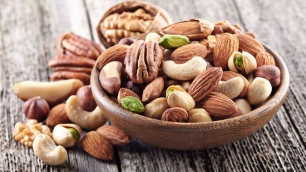 ويرى الباحثون أن المكسرات، مثل اللوز والبندق والجوز، تحتوي على أحماض أوميغا 3 الدهنية ومضادات الأكسدة وحمض الفوليك وفيتامين ب.