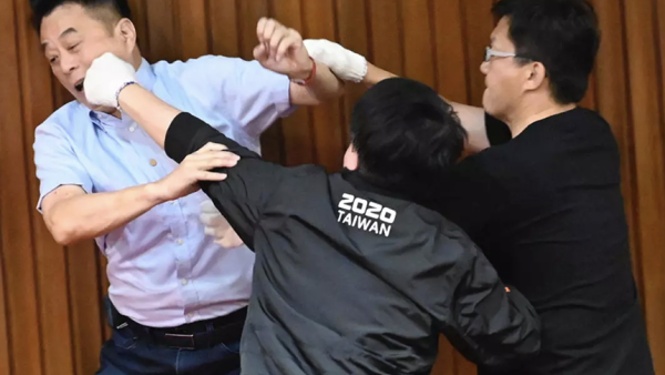  "نعتذر على إلقاء أعضاء الخنازير الداخلية في البرلمان لكن الهدف تسليط الضوء على مسألة لحم الخنزير".