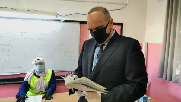 رئيس الحكومة بشر الخصاونة يدلي بصوته