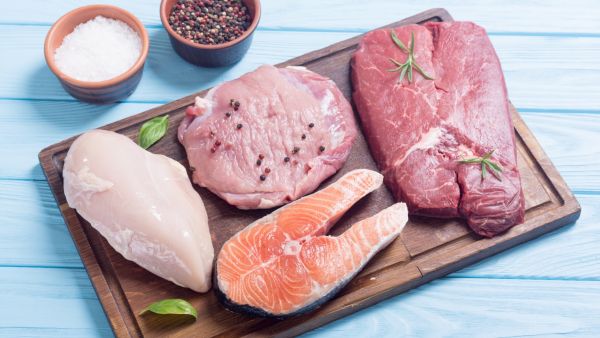 تساوى لحم الدجاج والبقر، لأنهما يضمان النسبة نفسها من المادة