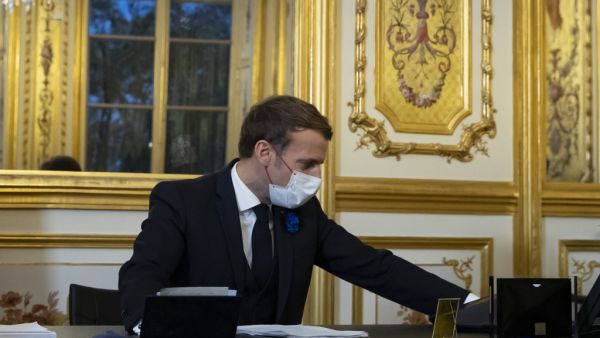 French President Emmanual Macron speaks on the telephone to congratulate US President-elect Joe Biden, at the Elysee Palace in Paris, on November 10, 2020. Ian LANGSDON / POOL / AFP