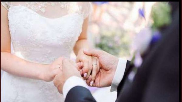 فرحانة جداً لأنها تزوجت