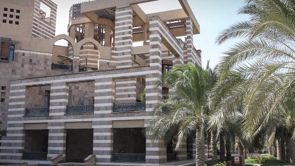 جدير بالذكر أن AMSهي الدورية العلمية الوحيدة في مجال الإعلام في مصر والمنطقة العربية التي حصلت على هذا التصنيف الدولي المرموق والذي يضع الدورية الآن ضمن فئة الدوريات العلمية الأهم عالميا في مجال بحوث الإعلام. دورية AMSبالجامعة الأمريكية تتصدر الدوريات العلمية في مجال الإعلام في مصر والمنطقة العربية بحصولها على التصنيف الدولي Q2