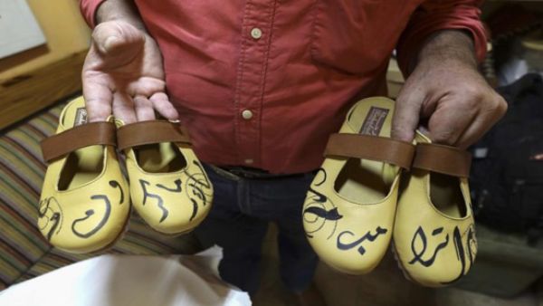 أحذية ذات طابع سياسي