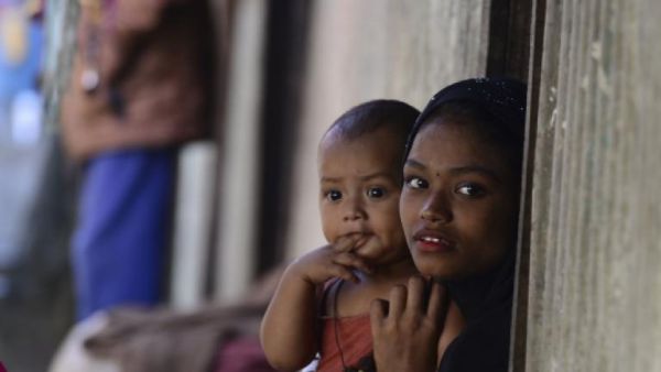 Myanmar Rohingya refugees look on in a refugee camp in Teknaf, in Bangladesh's Cox's Bazar, on November 26, 2016. / AFP PHOTO / MUNIR UZ ZAMAN