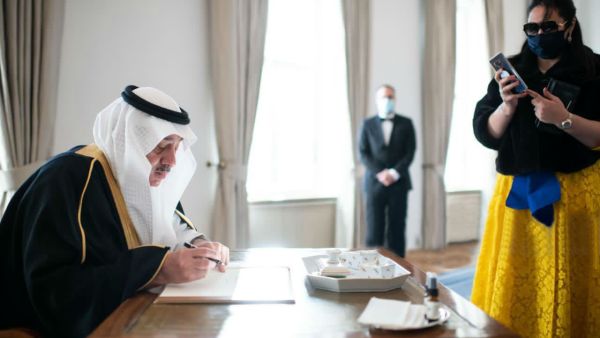 سفير السعودي لدى جمهورية ألمانيا الاتحادية عصام بن إبراهيم بيت المال مع زوجته