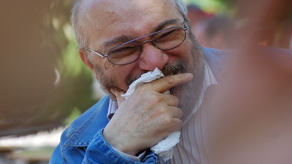 يضحك