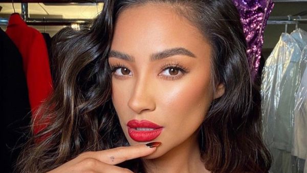  Shay uses Kelly Baker's Brow Defining Pencil