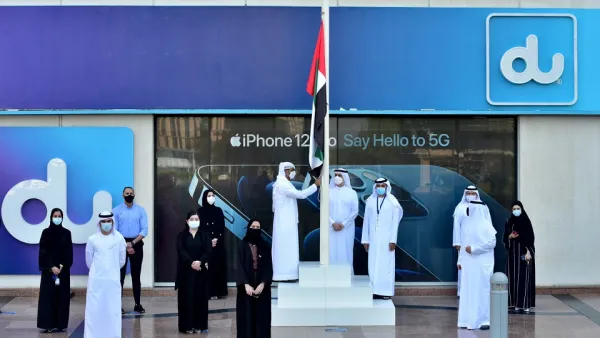du Frontline Employees Joins the Nation in Raising the UAE Flag High & Proud on Flag Day 