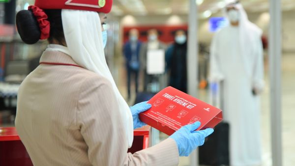 وتشمل تدابير السلامة الحيوية المعززة التي تنتهجها طيران الإمارات توزيع علب مستلزمات الوقاية والنظافة على جميع المسافرين مجاناً طيران الإمارات تتصدر المشهد العالمي في السفر الآمن