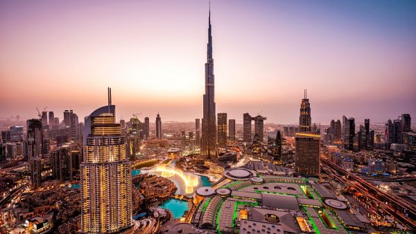 يستمتع ركاب طيران الإمارات بنظام المعلومات والاتصالات والترفيه الجوي ice الحائز جوائز عالمية والذي يوفر أكثر من 4500 قناة منوعة مرئية ومسموعة بالإضافة إلى مئات ألعاب الفيديو. طيران الإمارات تعزز راحة المسافرين عبر دبي
