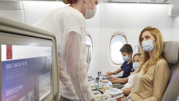 توفر طيران الإمارات هذه التغطية المقدمة عبر "إيه آي جي للسفر AIG Travel" من دون أي تكلفة إضافية لعملائها طيران الإمارات تقدم تغطية تأمينية شاملة للمسافرين على رحلاتها