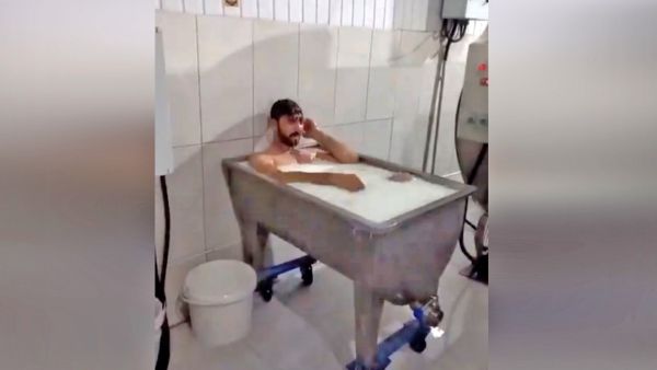 اعتقال عامل بعد استحمامه في حوض لبن بتركيا