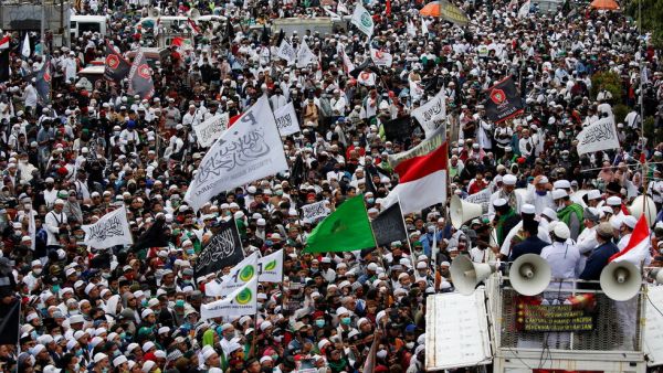 المحتجون طالبوا الرئيس الفرنسي بالاعتذار عن تصريحاته لمسلمي العالم