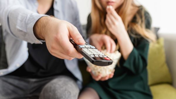 طبيب البوابة: كيف تتوقف عن الإفراط في الأكل أمام التلفاز؟