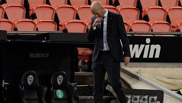 The Blancos boss' lack of available depth was shown up at Mestalla as the defending Liga champions fell to a 4-1 defeat to Valencia (Photo: AFP)