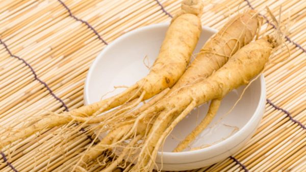 يرفع شاي الجنسنج من طاقة الإنسان ومن حيويته بسبب ما يمتلكه من خصائص فعّالة 