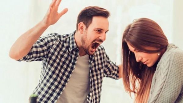بعض الزوجات يردن مراقبة أزواجهن طوال الوقت، تتصل به مرات متكررة على مدار اليوم بدون سبب