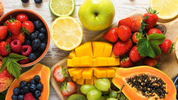 الفراولة والكيوي من الخيارات الصحية الأخرى التي يمكن تضمينها في المشروبات المليئة بفيتامين سي