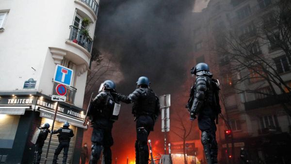 شهدت شوارع العاصمة الفرنسية باريس اليوم السبت اشتباكات بين قوات الأمن ومتظاهرين