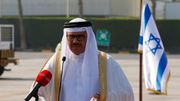 Bahraini Foreign Minister Abdullatif al-Zayani delivers a statement upon the arrival of a US-Israeli delegation in the Bahrain International Airport on October 18, 2020. (RONEN ZVULUN / POOL / AFP)