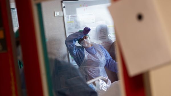 Medical staff provide medical care to a patient at the intensive care unit for patients infected by Covid-19 of the university-affiliated hospital (CHU) Cavale Blanche in Brest, western France, on November 4, 2020. Loic VENANCE / AFP