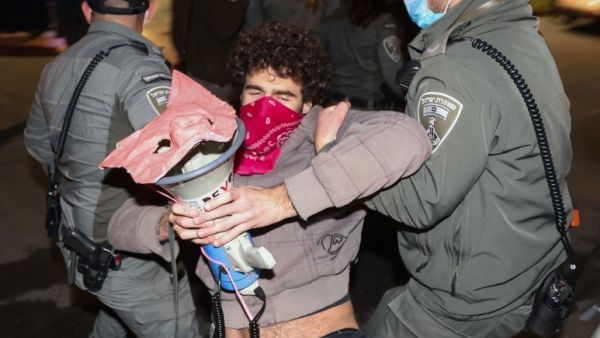 Israeli security forces remove a protester taking part in a sit-in during a demonstration against Prime Minister Benjamin Netanyahu outside the PM's official residence in Jerusalem, on December 5, 2020. menahem kahana / AFP