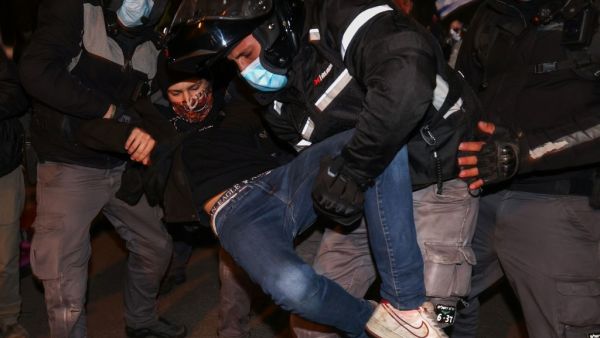 sraeli security forces remove protesters holding a sit-in during a demonstration against Prime Minister Benjamin Netanyahu outside the PM's official residence in Jerusalem, on December 5, 2020. Menahem KAHANA / AFP