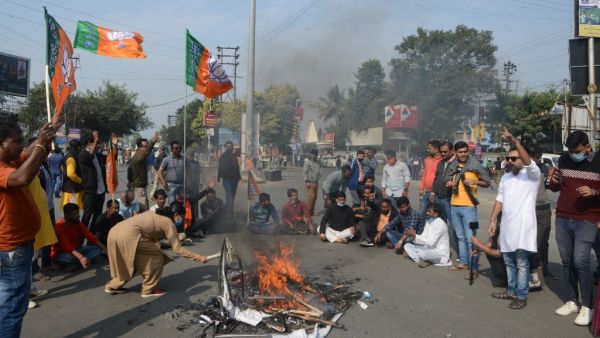 Bharatiya Janata Party supporters block a road during a 12-hour general strike in North Bengal called by BJP to protest against the West Bengal state government in Siliguri on December 8, 2020. Diptendu DUTTA / AFP