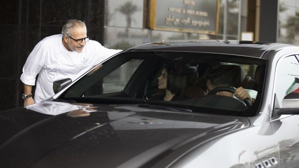 سيرحب مسؤول الاستقبال بضيوف حملة " تعال معي إلى إيطاليا"، حيث سيمنحون جواز سفرٍ رمزي مزينٍ بأسمائهم ومختومٍ بفترة التأشيرة الرمزية " تعال معي إلى إيطاليا" Vieni in Italia con Me" ... دعوة من فندق فورسيزونز الكويت برج الشايع للاستمتاع بالأجواء الإيطالية في مدينة الكويت