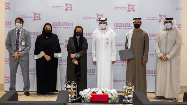 مدينة الشارقة للإعلام (شمس) تكرم الفائز في جائزة الملتقى التشاركي عن سيناريو فيلم دموع الجمل  
