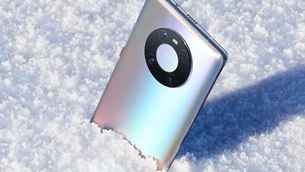مجموعة واسعة من الميزات لإضافة لمسة سينمائية إلى تجربة التصوير بالفيديو هاتف HUAWEI Mate 40 Pro يضعك على كرسي المخرج مع دقة عالية الوضوح في الوقت الحقيقي (real-time HDR) بالإضافة إلى لقطات ثابتة ولقطات التتبع