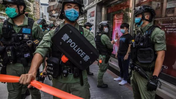 الشرطة تستجوب شابا خلال دورية بعدما دعا نشطاء إلى تظاهرة في هونغ كونغ