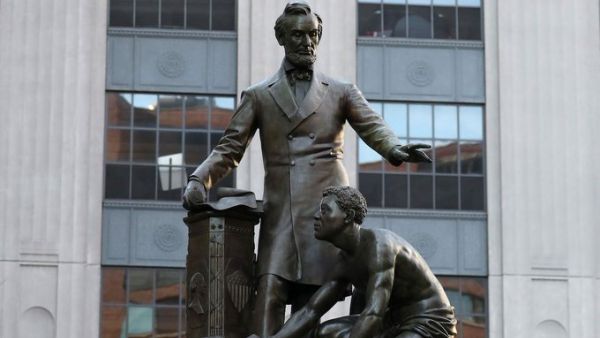 Abraham Lincoln emancipation statue (Twitter)