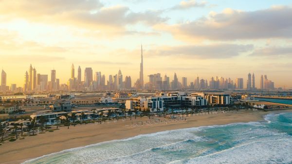 دبي توفر فحص PCR مجاناً عند الوصول للقادمين من دول الخليج طيران الإمارات تنقل رسالة "دبي ترحب بزوارها" إلى العالم