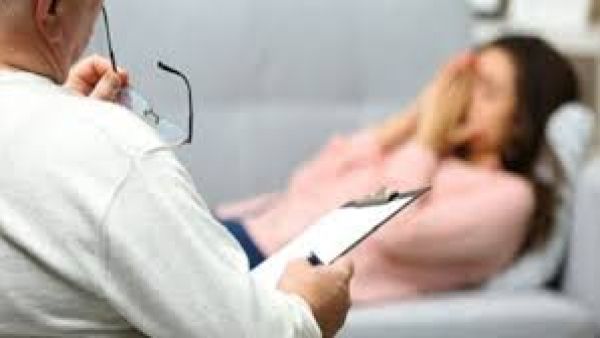 طبيب تجميل مصري يعتمد طريقة تسويقية مهينة للمرأة