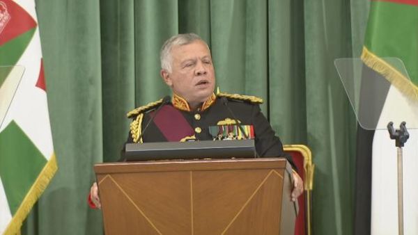 العاهل الأردني خلال افتتاحه الدورة غير العادية الأولى لمجلس النواب التاسع عشر