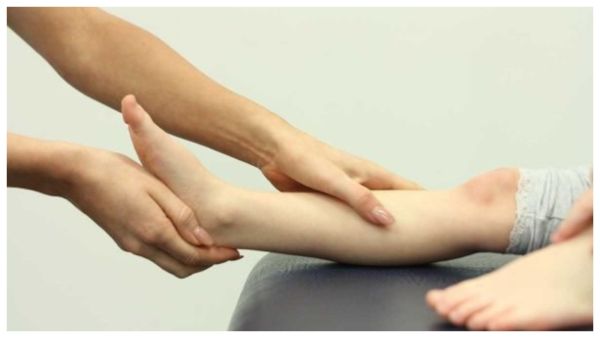 يقوم العلاج الوظيفي بتعليم المهارات اللازمة للقيام بهدف تحسين مهارات اليد والأصابع اللازمة لخلع الملابس والتغذية