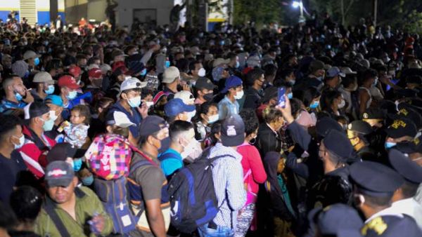 آلاف المهاجرين الهندوراسيين المتجهين إلى الولايات المتحدة يصلون إلى غواتيمالا