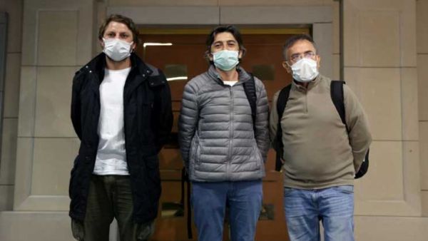 الناجون من طاقم سفينة "موزارت" يصلون تركيا