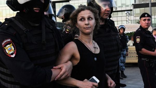 خاطب نافالني قاضي المحكمة من محبسه عبر وصلة الفيديو قبل الحكم وطالب بالإفراج عنه 