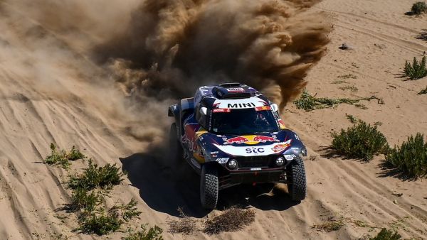 كارلوس ساينز في الصدارة