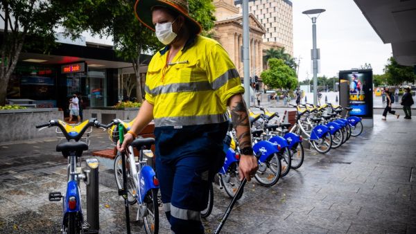 A Brisbane City Council worker wears a mask along the Queen Street Mall in Brisbane on January 8, 2021, as Australia's third-largest city headed into lockdown and borders set to tighten nationwide after a cleaner at a quarantine hotel contracted the UK coronavirus strain that appears to be more infectious. Patrick HAMILTON / AFP