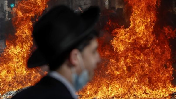 Ultra-Orthodox Jewish protesters clash with Israeli security forces during the enforcement of the coronavirus emergency regulations in Jerusalem's ultra-orthodox neighbourhood of Mea Sharim, on January 26, 2021. AHMAD GHARABLI / AFP