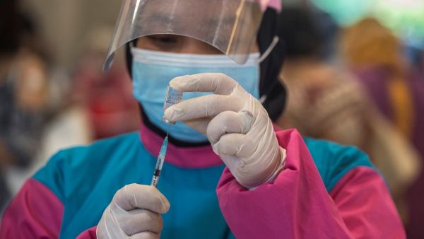 A health worker prepares to administer a vaccine for the COVID-19 coronavirus in Surabaya on January 31, 2021. Juni Kriswanto / AFP